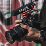 Micròfon RØDE VideoMic disponible en préstec.